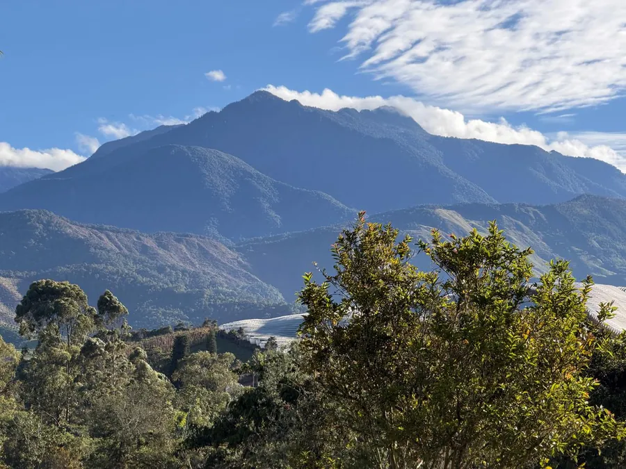 Montañas y páramo del Suroeste de Antioquia bajo un cielo azul